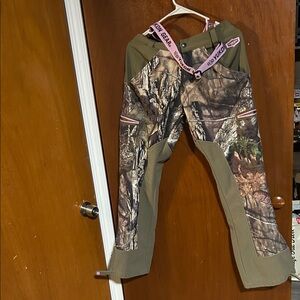 Women's Camo hunting suspender insulated size medium like brand new